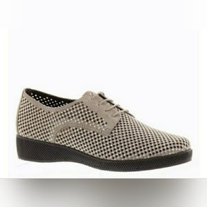 Vaneli Sport Sneaker Size 8.5 comfort shoe